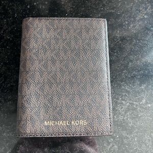 Micheal kors passport holder